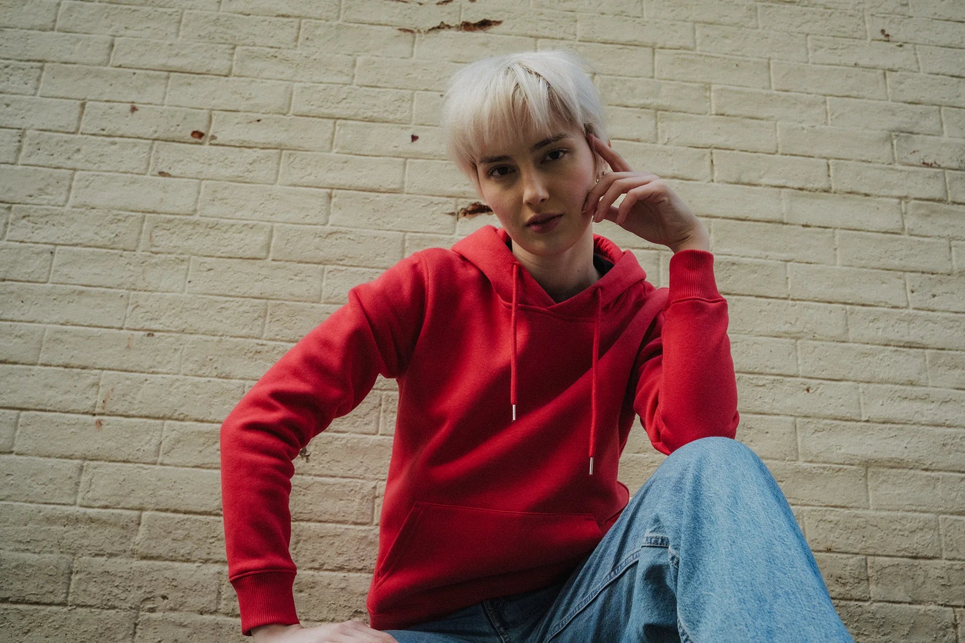 Femme portant un sweat à capuche rouge