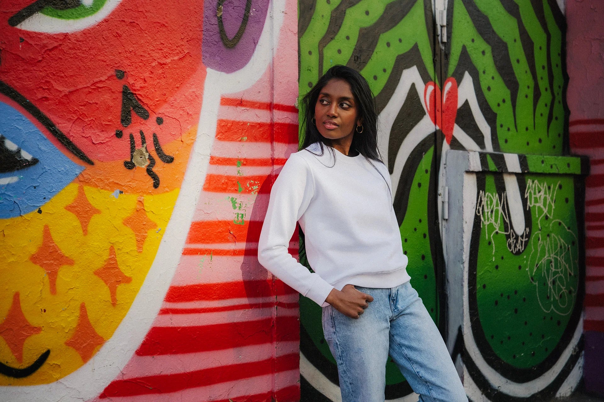 Femme portant un sweat blanc fait en France