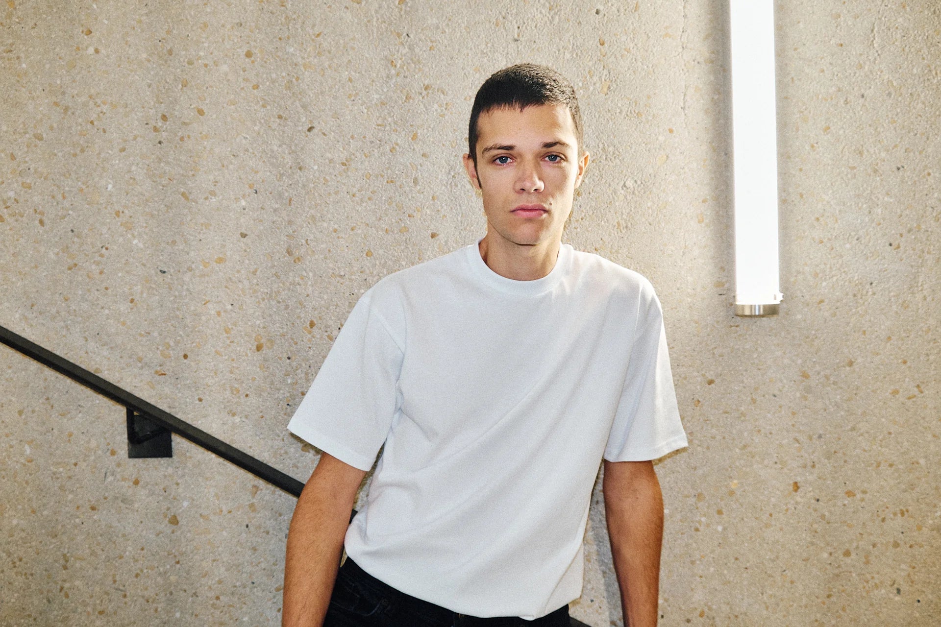 hOM%ME PORTANT UN T SHIRT BLANC FAIT EN FRANCE EN COTON BIO