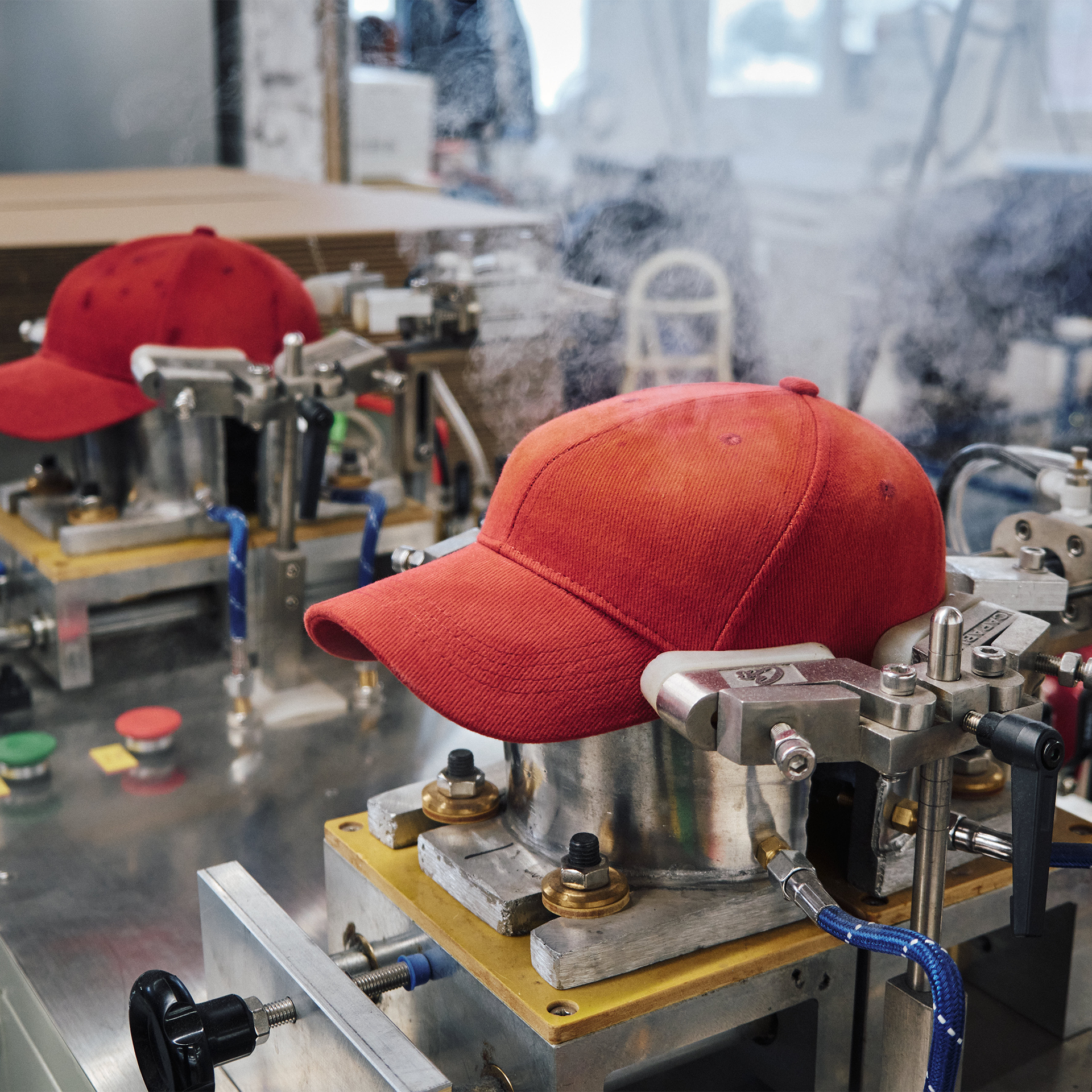 Atelier_fabrication_fait_en_france_casquettes.webp